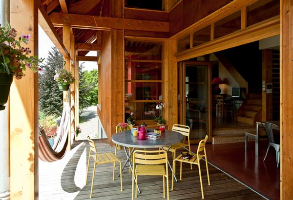Alpes, Maison en bois dans village de Belledonne