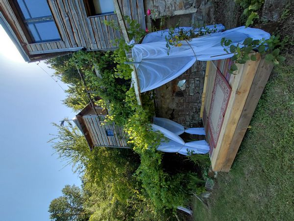 Castel couat Cabane "chateau"  niché dans la végétation