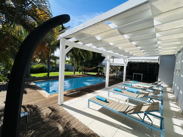 Chambre privée climatisée dans une villa avec piscine