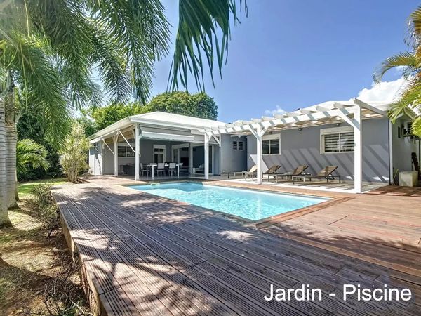 La chambre parentale dans une villa moderne avec piscine