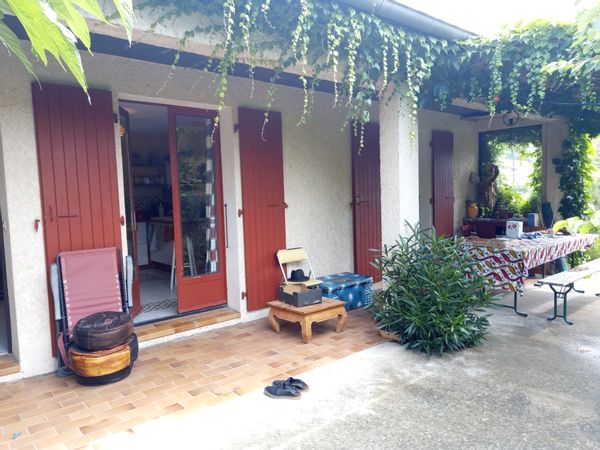 Maison 3 chambres avec jardin très ombragé et grand trampoline