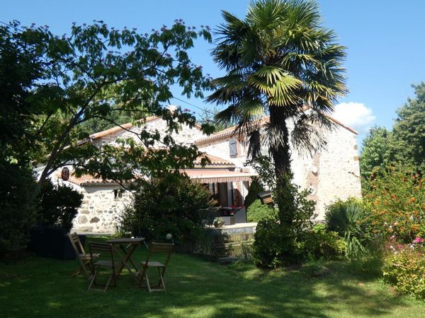 Maison de charme  au sein d un jardin arboré.
