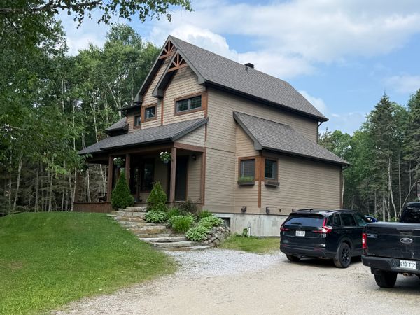 Maison 3 chambres dans un quartier paisible en montagne à 7 minutes du centre-ville de Baie-St-Paul.