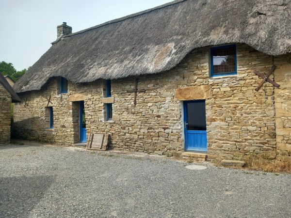 Maison en pierre dans le parc de Brière