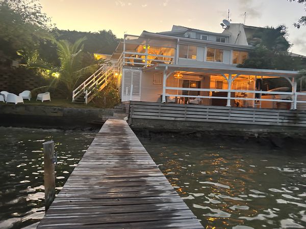 Dans cette villa bord de mer avec ponton privé, vous vous laisserez bercer par les vagues.
