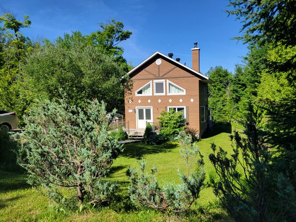 La maison de Simon, une maison dans un coin tranquille, entouré d'arbres, en montagne.