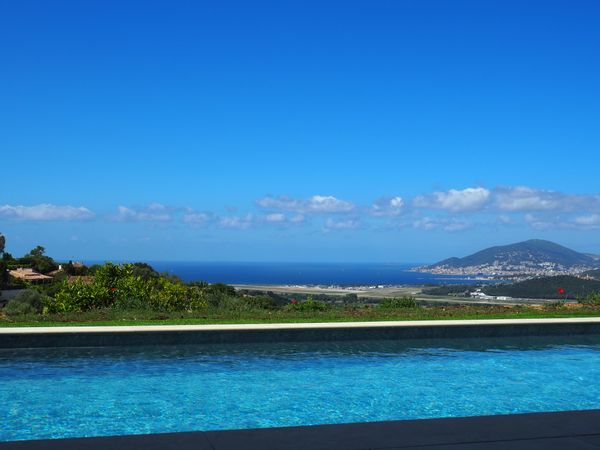 Studio dans villa ( jardinet , terrasse et piscine )  avec vue mer sur le golfe d' AJACCIO .