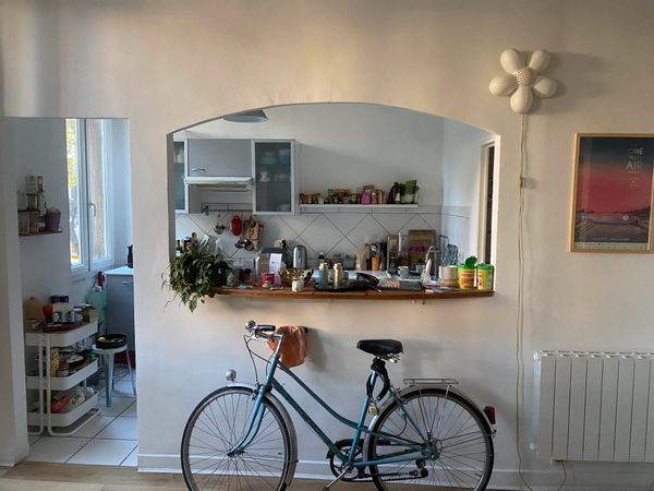 Appartement lumineux au cœur de Marseille, entre vie de quartier et calme sur jardin.