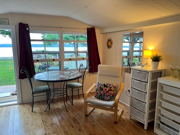 Mini-chalet rustique avec terrasse directement sur le bord de l'eau