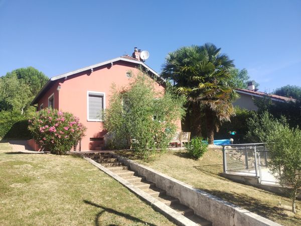 Maison familiale confortable avec climatisation, proche de Lyon. Idéale pour découvrir la région.
