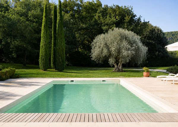 Chambre privée au fond du jardin avec terrasse et piscine partagée à Saignon