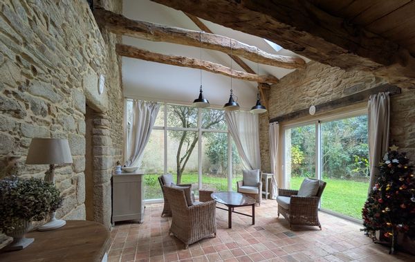 Grande maison bretonne en pierre au cœur d'un village charmant très préservé