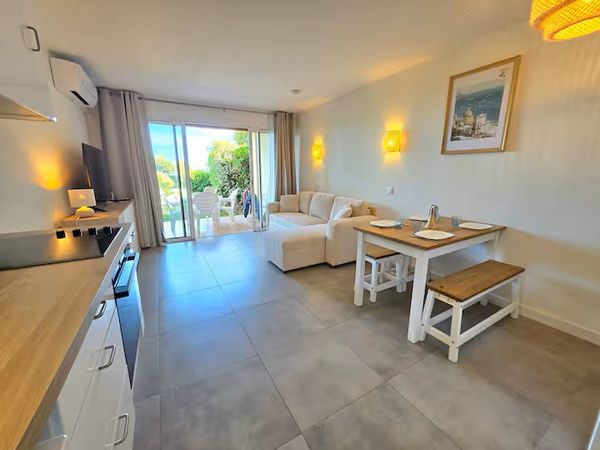LE SUNSET - Vue mer depuis la piscine, le jardinet, le canapé.