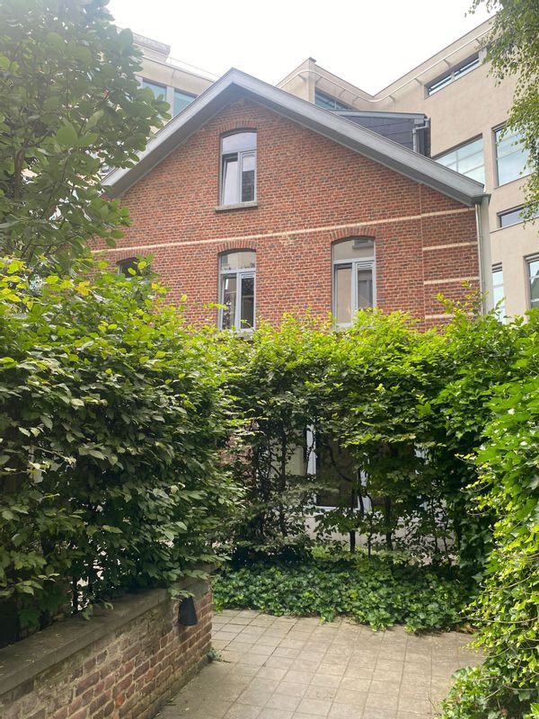 Arrière maison nichée dans un jardin secret dans l’un des quartiers les plus animés de Bruxelles