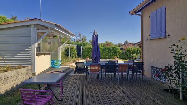 Idéalement située dans l'ouest de Lyon,  visitez la ville puis profitez du  jardin et de la piscine!