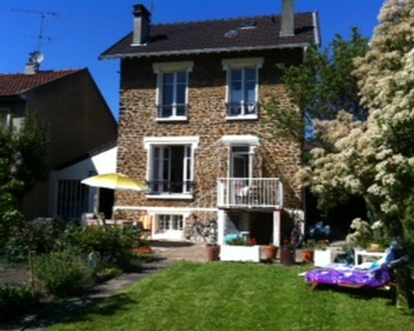 La maison de Bernadette vous êtes à 20 mn de Paris en RER et 40 mn de DIsney a 20mn de Roissy Charles de Gaulle