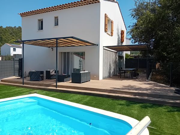 Maison familiale avec piscine au coeur de la provence verte.