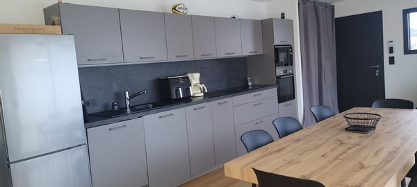 La maison de Fanny est située à 2 pas de la plage familiale et surveillée.
