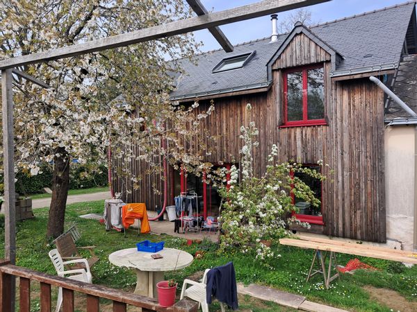 Maison entièrement rénovée écologiquement dans un hameau de campagne tout proche de Nantes.