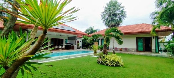 Maison avec piscine au pied d'une colline et proche des plages.