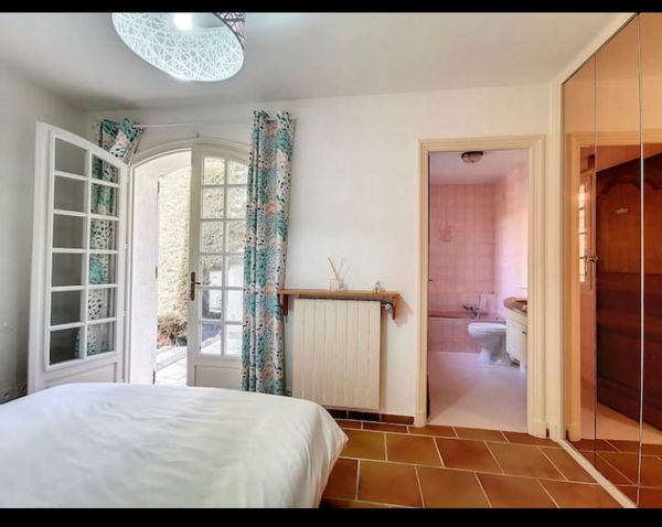 La chambre privée sur les hauteurs au calme d’Elena