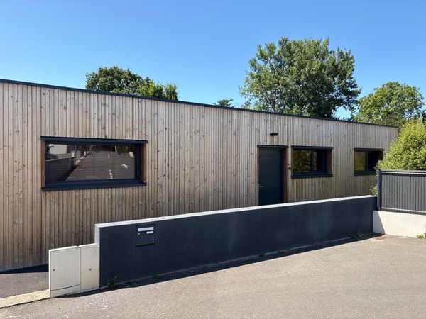 La maison de Steven est en bois de plain-pied, très confortable mais moderne