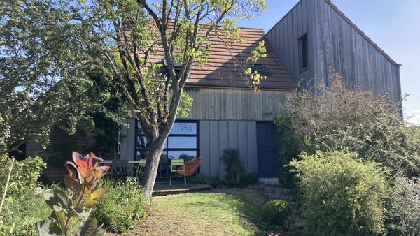 Grande maison de ville en bois, dans une rue calme, 4 chambres avec jardin et terrasses.