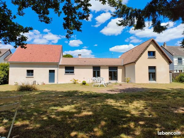 La maison de Régis est sur un terrain clos et arboré de 3200 m2