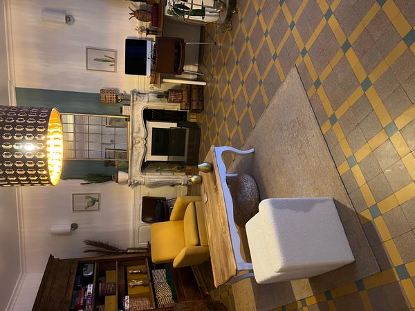 La maison de Isabelle est une maison de caractère, en pierre, en plein centre de Loudun.