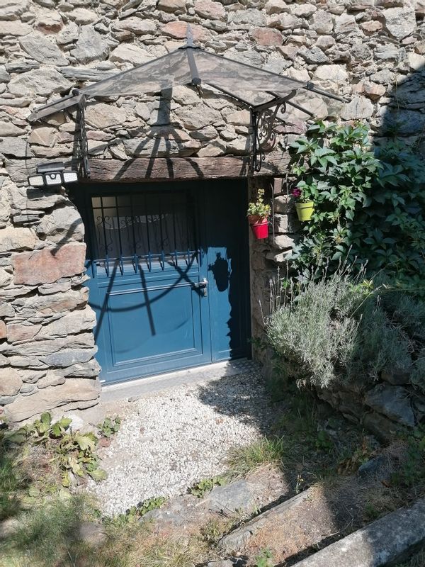 Appartement indépendant 2 personnes dans une maison en pierre au cœur des montagnes pyrénéennes.