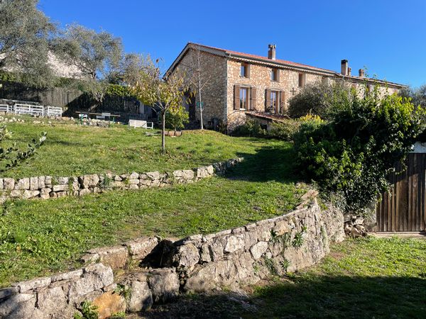 La Grelinette, un ancien mas en pierre rénové au calme sur la côte d’Azur