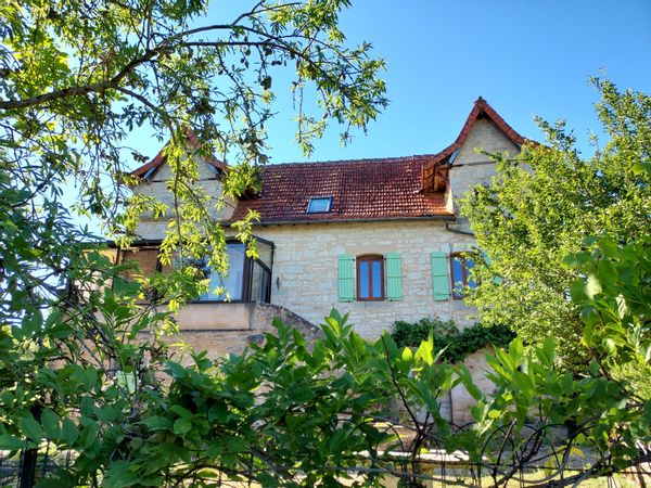 Chambre dans une agréable maison en pierre quercynoise