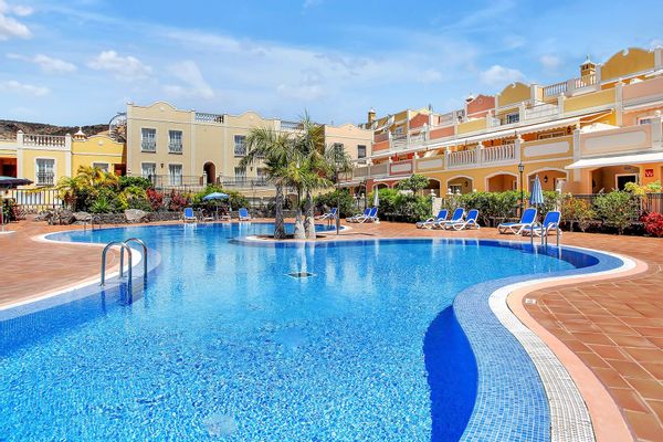 Appartement lumineux au bord de la piscine avec terrasse spacieuse orientée sud, plein soleil.