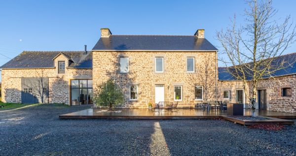 La maison de Sarah est une maison en pierre typique de la Bretagne pour 5-6 personnes.