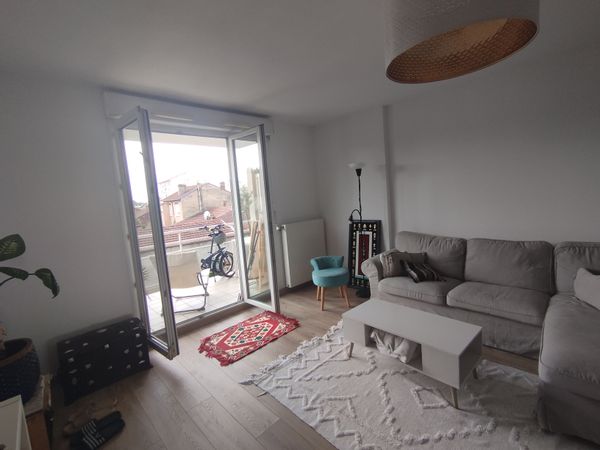 Bonjour,   Bienvenue dans mon logement à 15 minutes en transport de la magnigique ville Lyon !