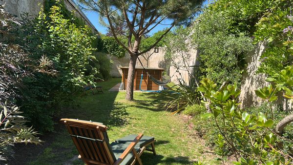 Maison ancienne de charme, en plein centre d’un village très bien équipé
