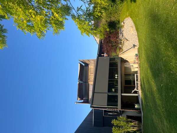 Maison d’architecte en bois, forêt, calme absolu, lac à 5 min. Un vrai havre de paix
