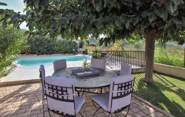 Jolie maison provençale de 3 chambres avec sa jolie piscine privée en bordure de nature .