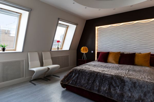 L’appartement de Julia et Michel : une mansarde en plein centre de Saint-Pétersbourg, en Russie.