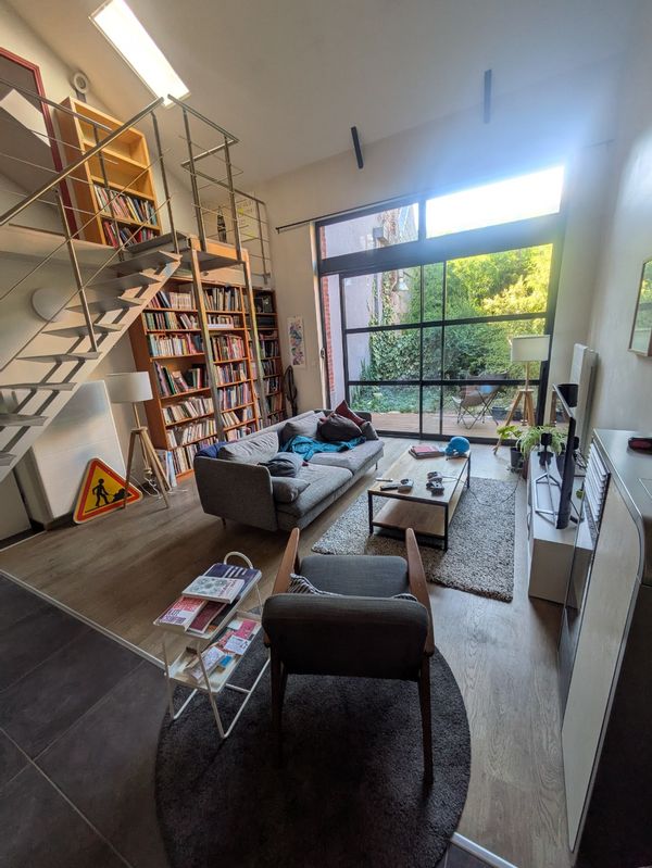 petite chambre d'ami dans un loft spacieux
