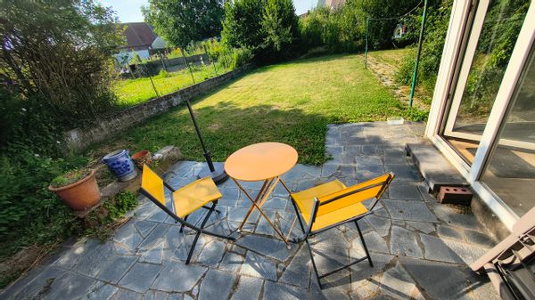 Maison confortable avec grand jardin hors de la ville