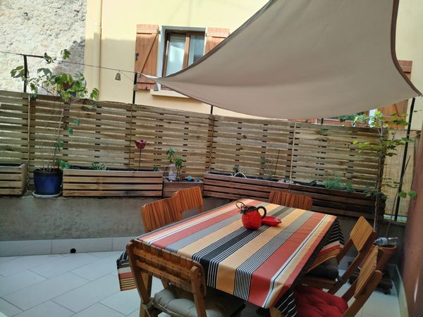 Appartement dans le centre ancien et au milieu des multiples fontaines du village.