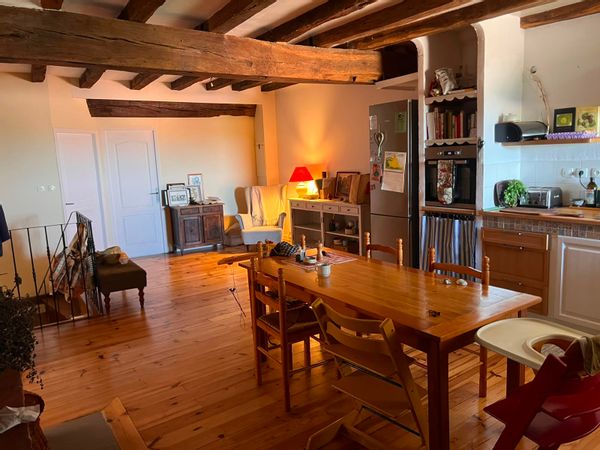 Belle maison familiale dans une rue pavée du quartier médiéval de Cancon