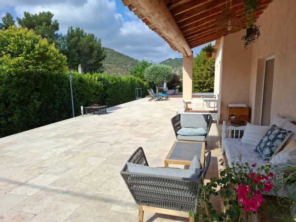 Oasis de tranquillité avec piscine et vue imprenable sur les collines