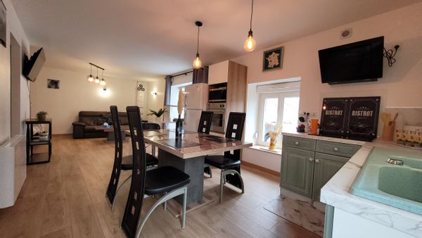 Le Nid du Pair vous accueille dans une authentique maison en grès des Vosges entièrement rénovée.