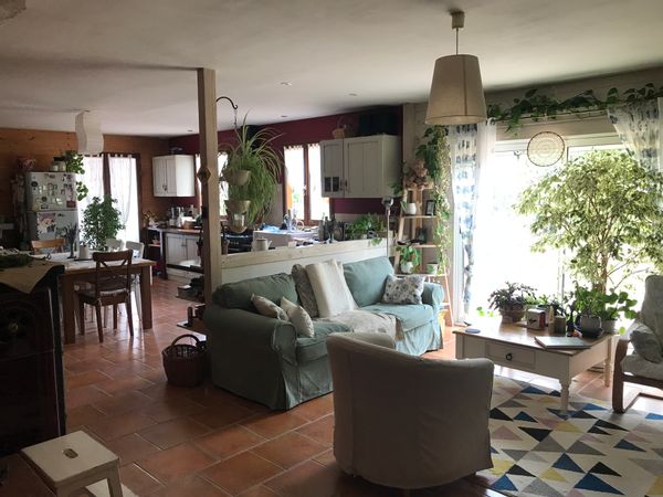 Une maison éco pensée et écologique en bois dans la campagne