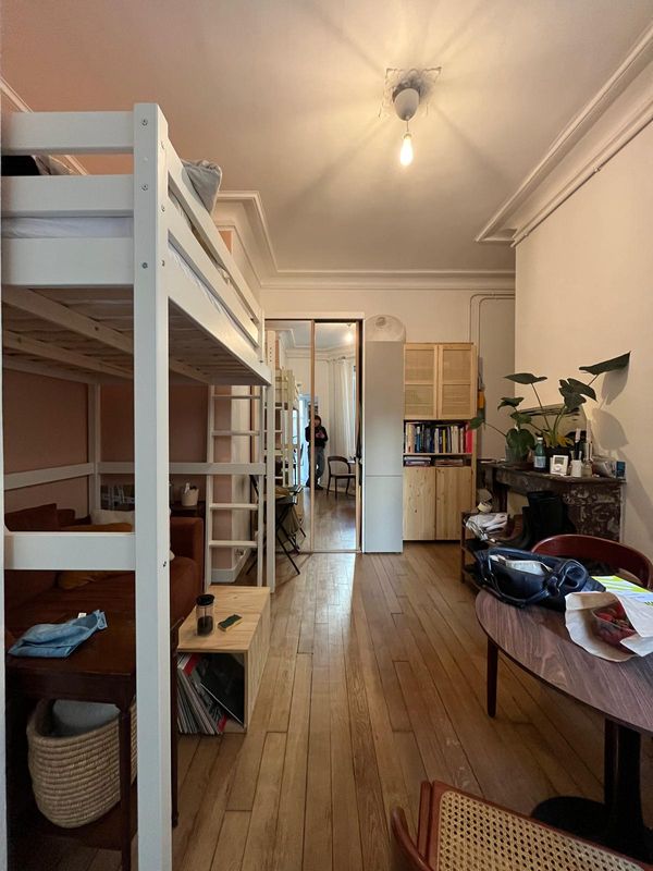Studio en RDC sur cour privative. Cuisine, WC et SDB indépendant . Lit 160 en mezzanine.