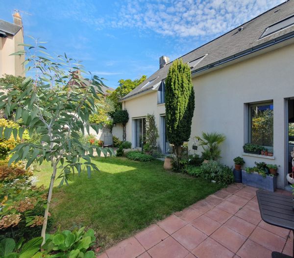 Maison de ville avec jardin, esprit de village et tram à pied