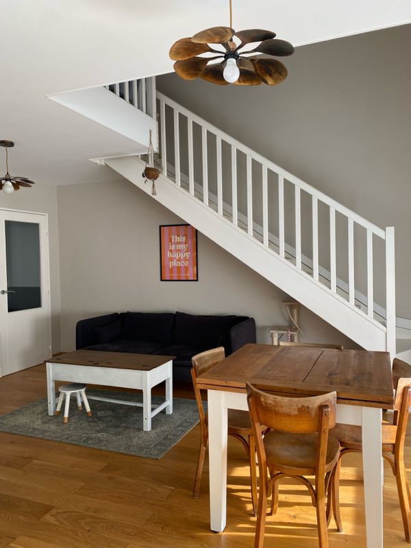 Duplex 3 chambres à deux pas du quartier  Monplaisir là où a été inventé le cinéma.