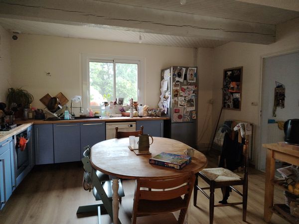 Maison mitoyenne, très bon entente avec nos voisins que nous souhaitons conserver.